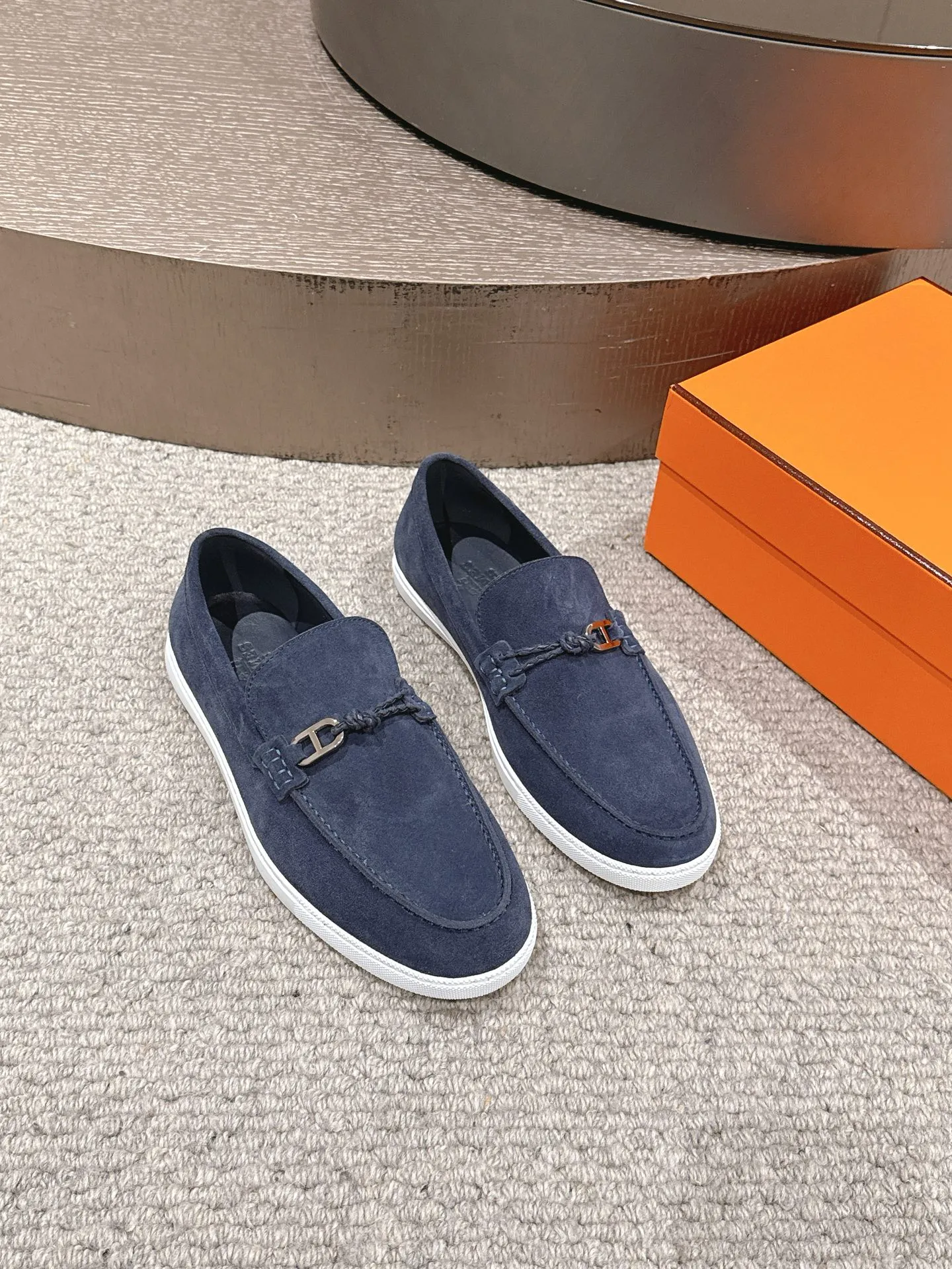 【ΗERMES】 P:540💰 Size: 39-45 (45.46. Customized) Hermes Men's Slip-on Loafers Lgnacio Series Couple's Loafers Casual Sports Shoes Original Purchase Development Made Goods This calfskin loafer is decorated with leather braiding and "Chaine d'Ancre" buckle. Fashionable nautical style loafers, ideal for land and seaside. Exquisite packaging at the delivery counter 🛍📦 Fabric: Original customized imported first-layer cowhide/cow suede Lining: Imported soft cowhide lining Sole: Original molded non-slip TPU material Bottom thickness: 2CM